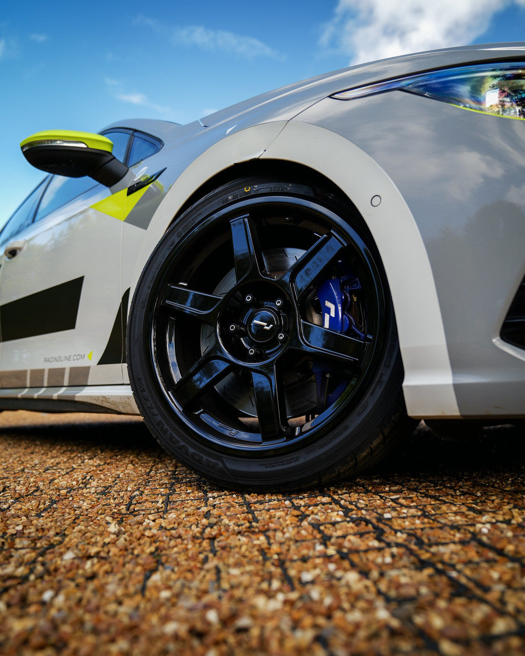 Racingline R-06 8.5J x 18inch Alloy Wheel Set - Gloss Black