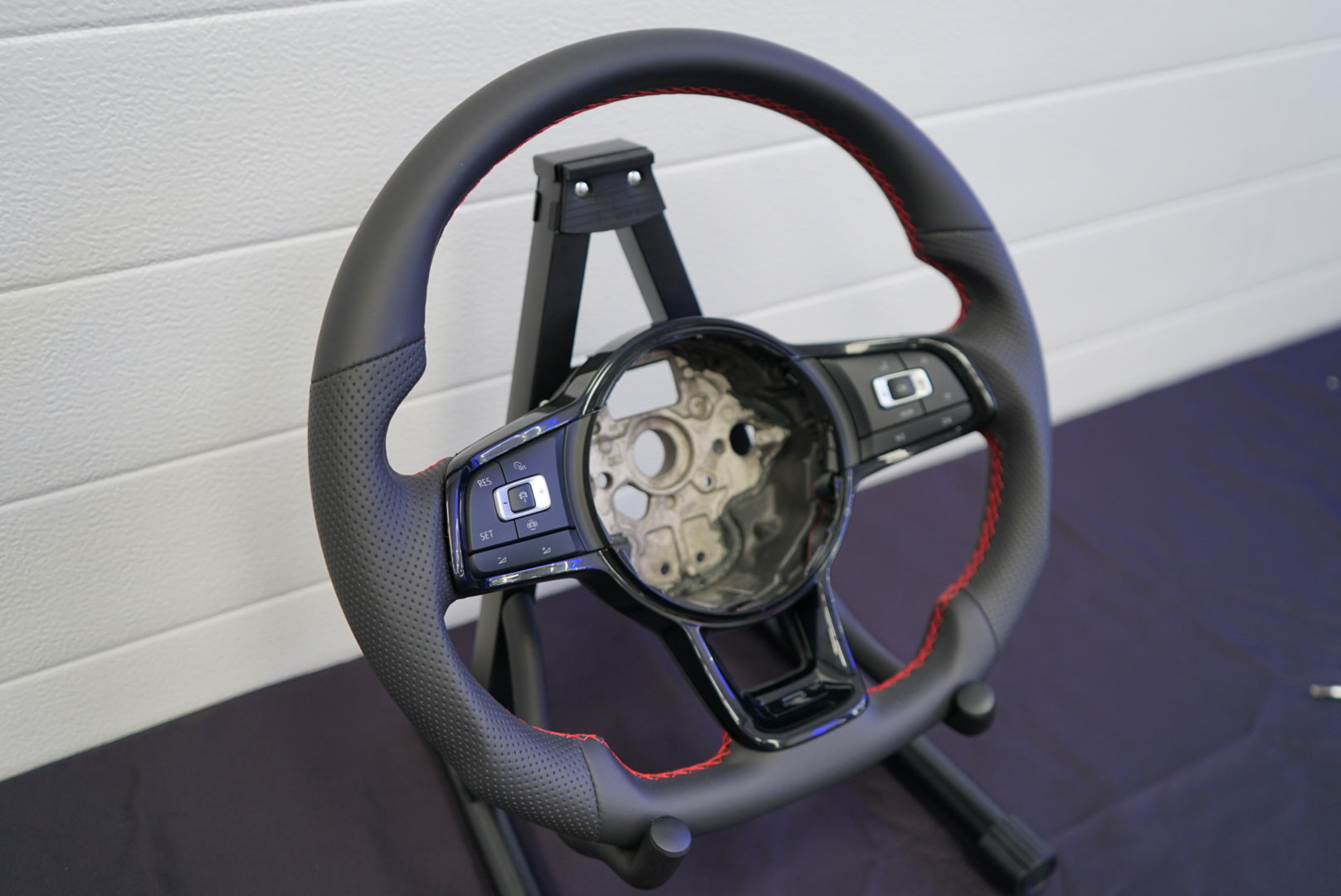 Volkswagen Golf MK7 / MK7.5 Polo MK5 / MK6 Custom Steering Wheel - SWVWGTIR34
