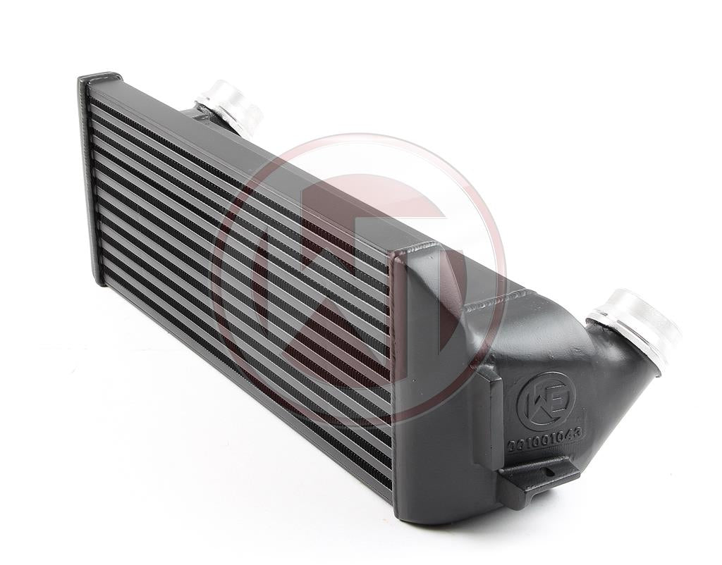 Wagner Tuning BMW F20 F30 EVO1 Competition IntercoolerBMW 114i F20 / F21 75KW/102PS (2012-2015) • BMW 116i F20 / F21 100KW/136PS (2011-2015) • BMW 116i F20 / F21 80KW/109PS (2015+) • BMW 118i F20 / F21 125KW/170PS (2011-2015) • BMW 118i F20 / F21 100KW/136PS (2015+) • BMW 120i F20 / F21 130KW/177PS (2014-06/2016) • BMW 125i F20 / F21 160KW/218PS (2012-06/2016) • BMW M135i(x) F20 / F21 235-240KW/320-326PS (2011-2016) • BMW 114d F20 / F21 70KW/95PS (2012+) • BMW 116d F20 / F21 85KW/116PS (2011+) • BMW 118d(x)