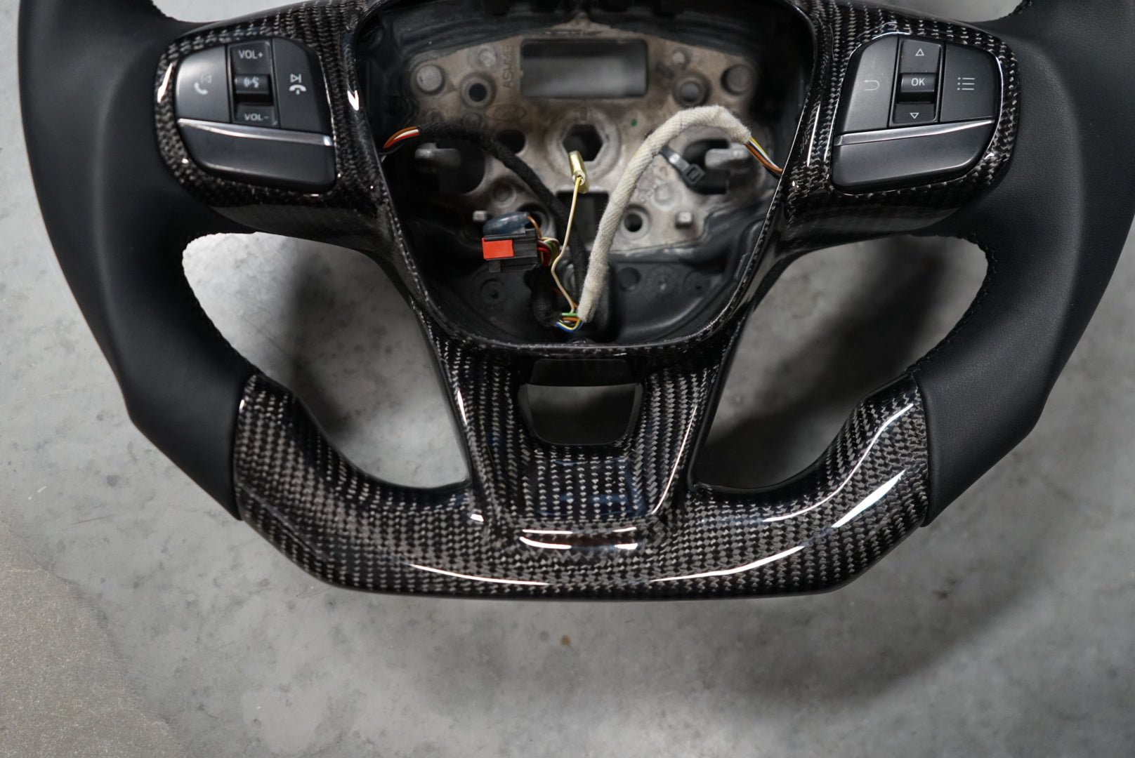 Ford Transit Custom 2018+ Carbon Fibre Steering Wheel - SWTRANCUS6