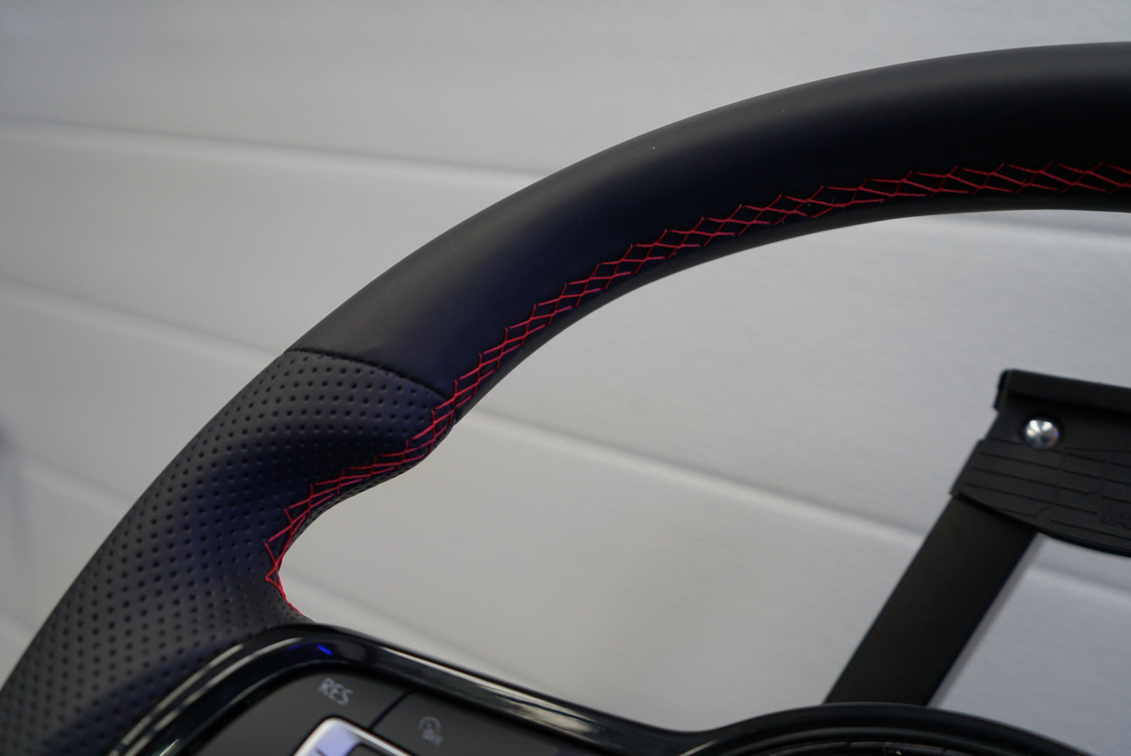 Volkswagen Golf MK7 / MK7.5 Polo MK5 / MK6 Custom Steering Wheel - SWVWGTIR34