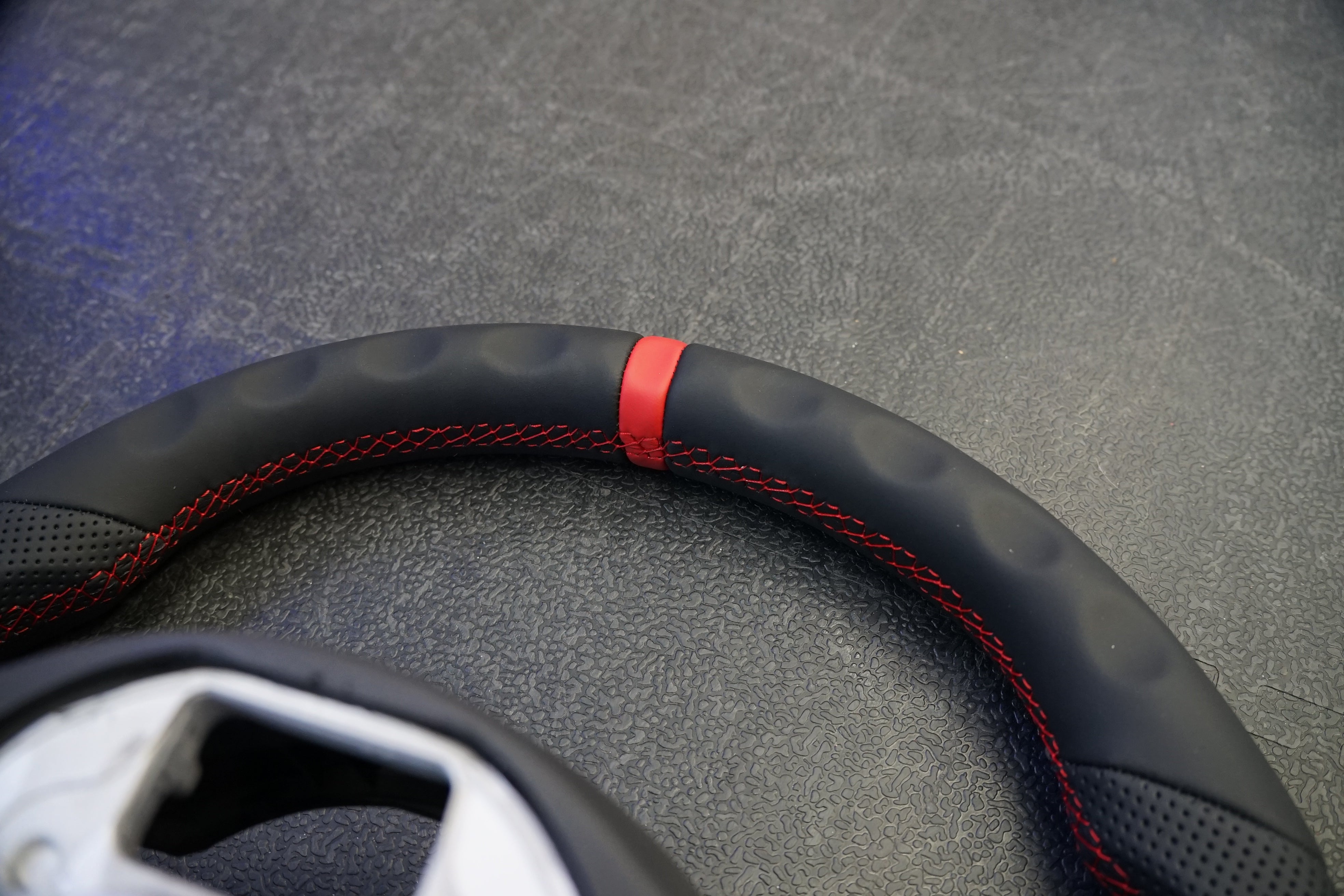 Volkswagen Golf MK7 / MK7.5 Polo MK5 / MK6 Custom Steering Wheel - SWVWGTIR42