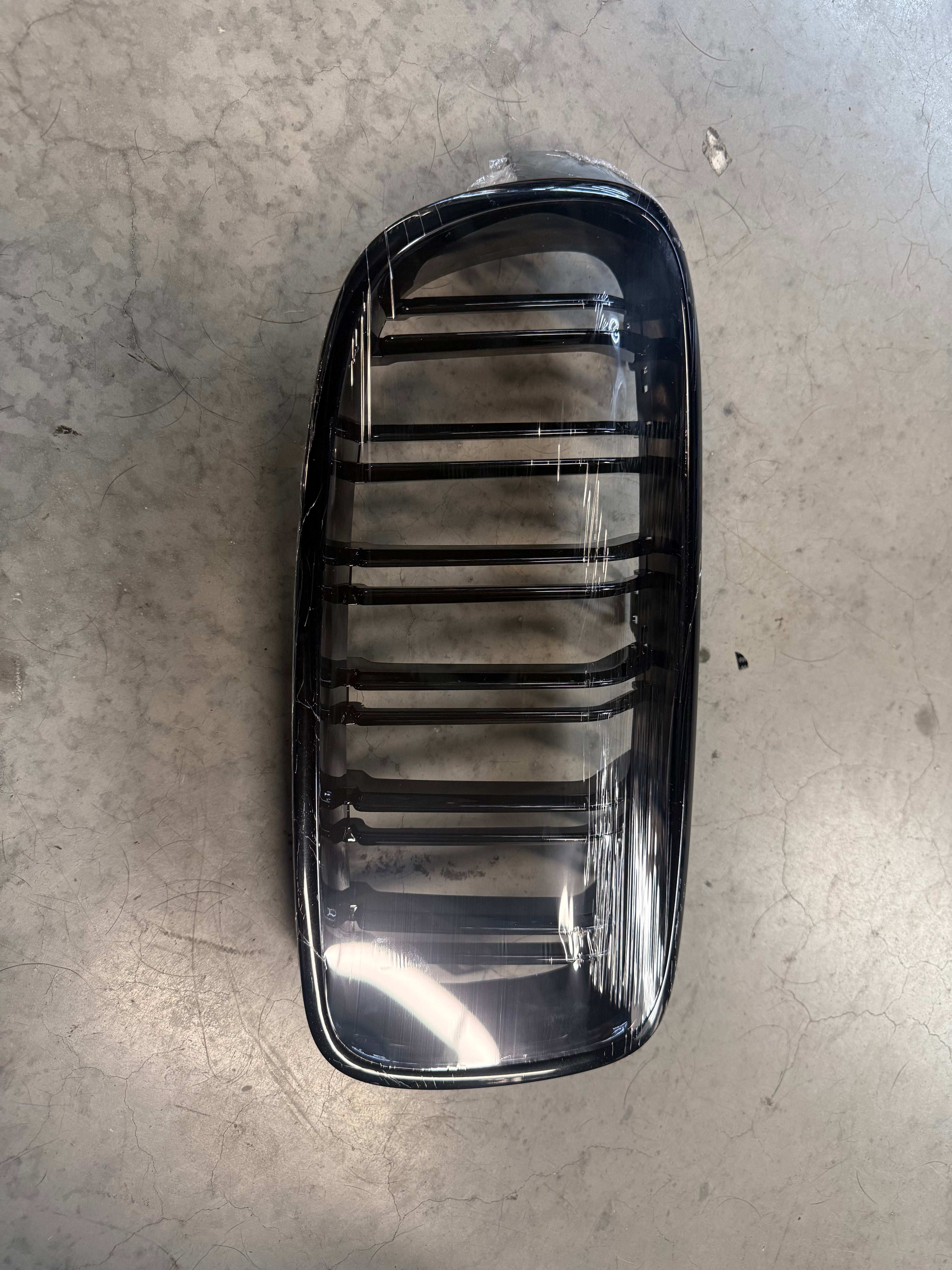 **CLEARANCE**Double Slat Kidney Grilles Pair For BMW 3 Series F30 / F31 / F35 (2012-2019 Models)