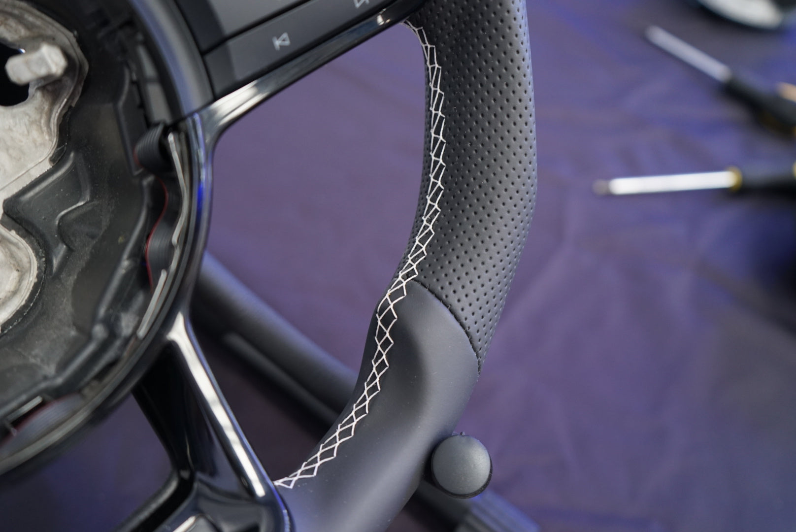 Volkswagen Golf MK7 / MK7.5 Polo MK5 / MK6 Custom Steering Wheel - SWVWGTIR36