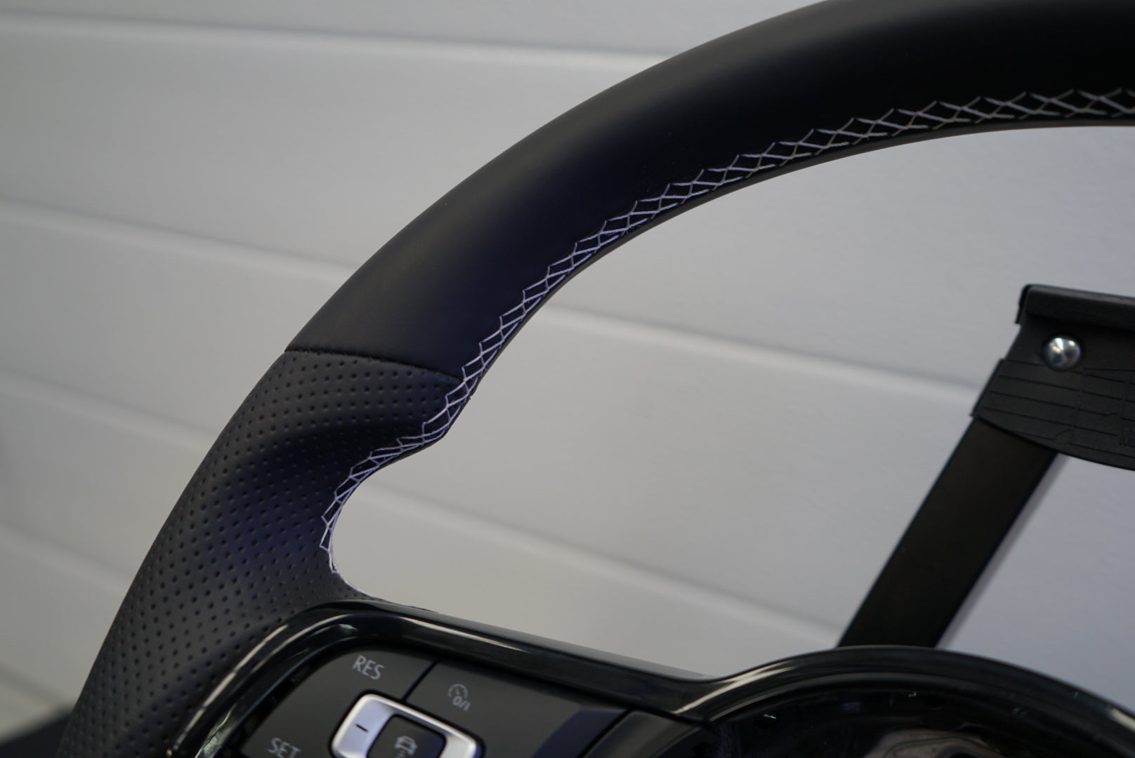 Volkswagen Golf MK7 / MK7.5 Polo MK5 / MK6 Custom Steering Wheel - SWVWGTIR36