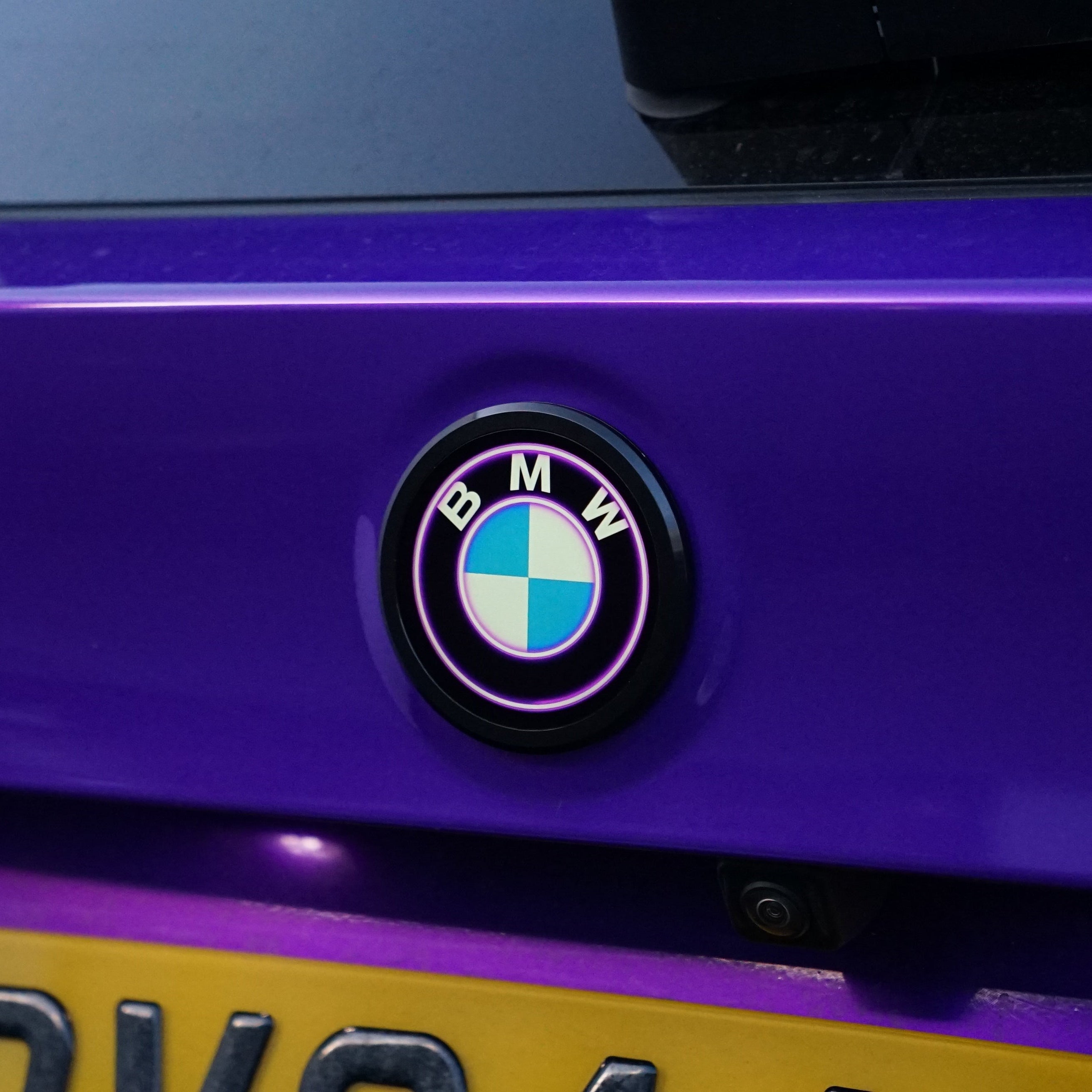 VISIBADGE SPOT Digital LCD Badge for BMW – Illuminated Emblem & Complete Fitting Kit (72mm/82mm)