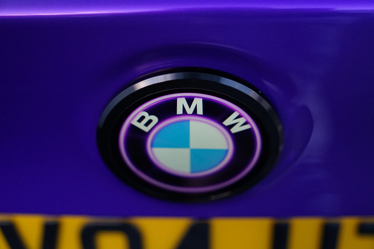 VISIBADGE SPOT Digital LCD Badge for BMW – Illuminated Emblem & Complete Fitting Kit (72mm/82mm)