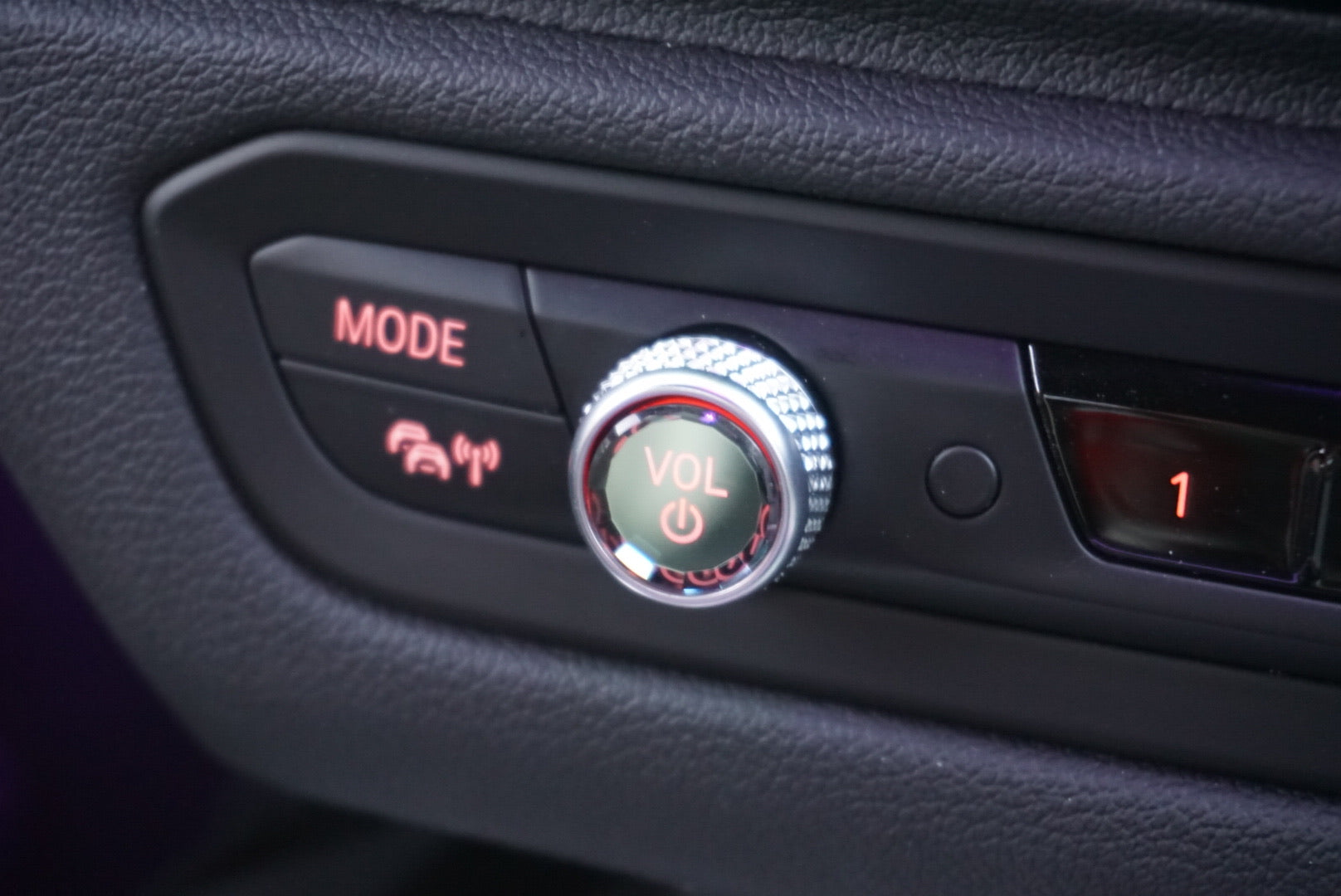 BMW Crystal Replacement Volume Control Button (G20 G05 X5 G06 X6 G07 X7 Z4 G29) (Crystal / Black)